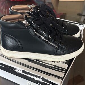 DV by Dolce Vita Black and Tan Sneakers
